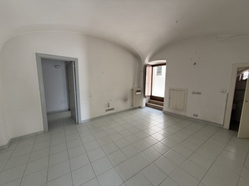 P  R  E  Z  Z  O       R  I  B  A  S  S  A  T  O  -  Centrale e Visibile Locale con 5 Ingressi